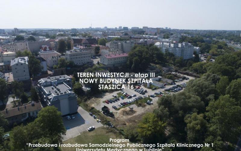 Teren inwestycji przy ul. Staszica 16 od strony Al. Solidarności