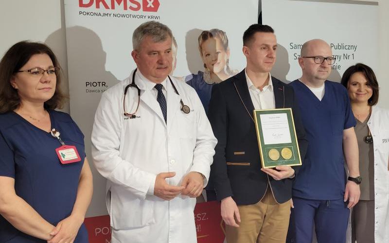wręczenie podziękowań i medalu dla Fundacji DKMS (prof. M.Hus, dr J.Kozińska, dr T.Gromek, mgr M.Hemperek oraz z DKMS Leszek Lewandowski) - 23.03.23