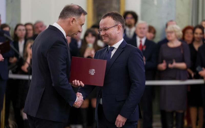 Prof. M. Czuczwar odbiera nominację profesorską z rąk Prezydenta A. Dudy (fot. KPRP/ Marek Borawski)